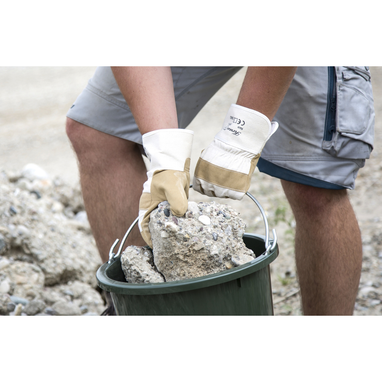 302102_01 STALL-UND BAUEIMER OLIVEGRÜN 12L   KERBL