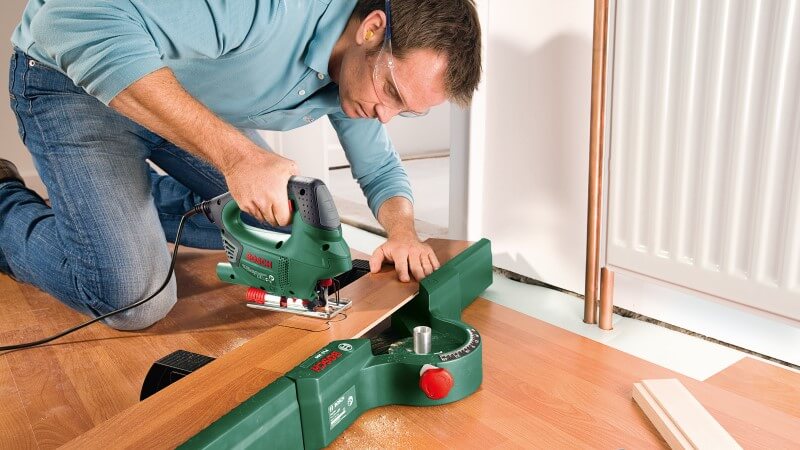 PST-900-2 Anwendung am Boden der Bosch Stichsäge PST 900