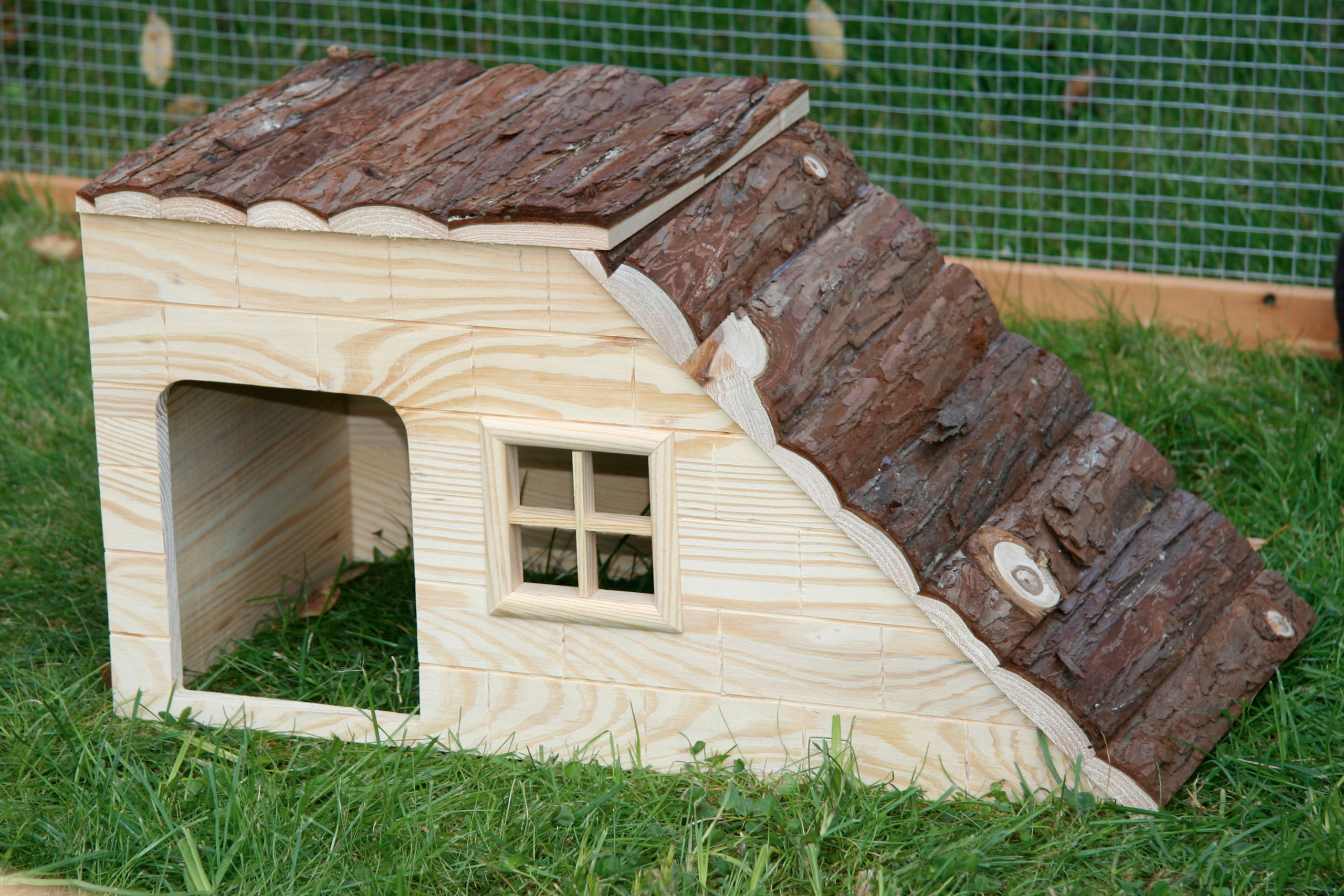Kerbl NATURE Häuschen mit Rampe, 50 x 25 x 25 cm