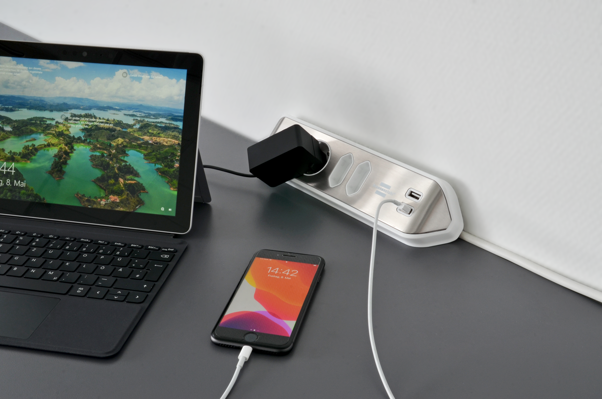 brennenstuhl®estilo Ecksteckdosenleiste 4-fach, silber/weiß brennenstuhl®estilo Ecksteckdosenleiste 4-fach, silber/weiß