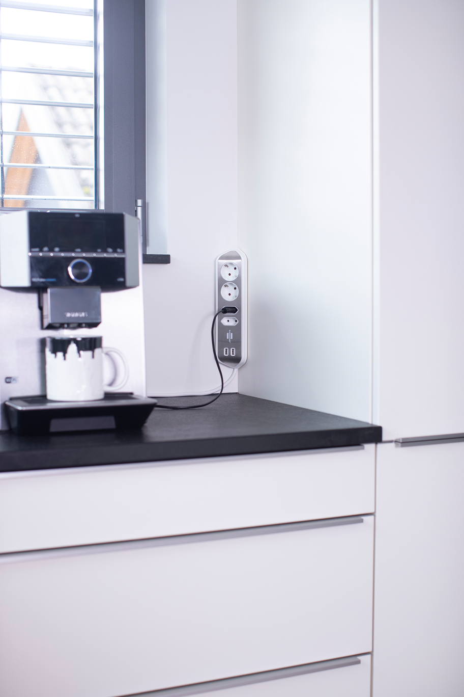 brennenstuhl®estilo Ecksteckdosenleiste 4-fach, silber/weiß brennenstuhl®estilo Ecksteckdosenleiste 4-fach, silber/weiß