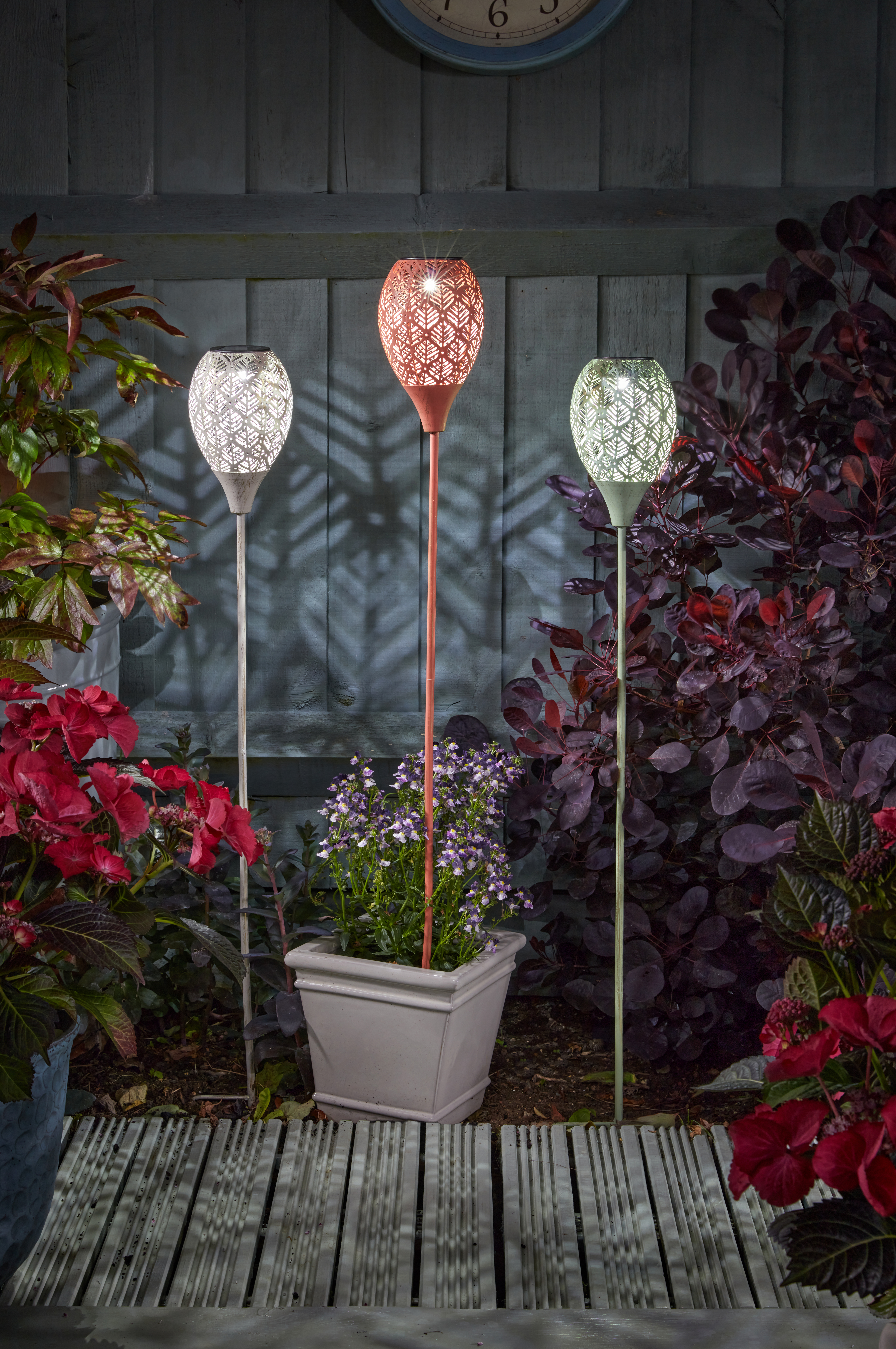 Smart Solar Pfahlleuchte Filigranes Blattdesign Smart Solar Pfahlleuchte Filigranes Blattdesign