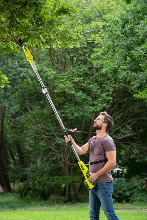 543705_5133004575-RY18PLA-0-App_1 Anwendung am Baum