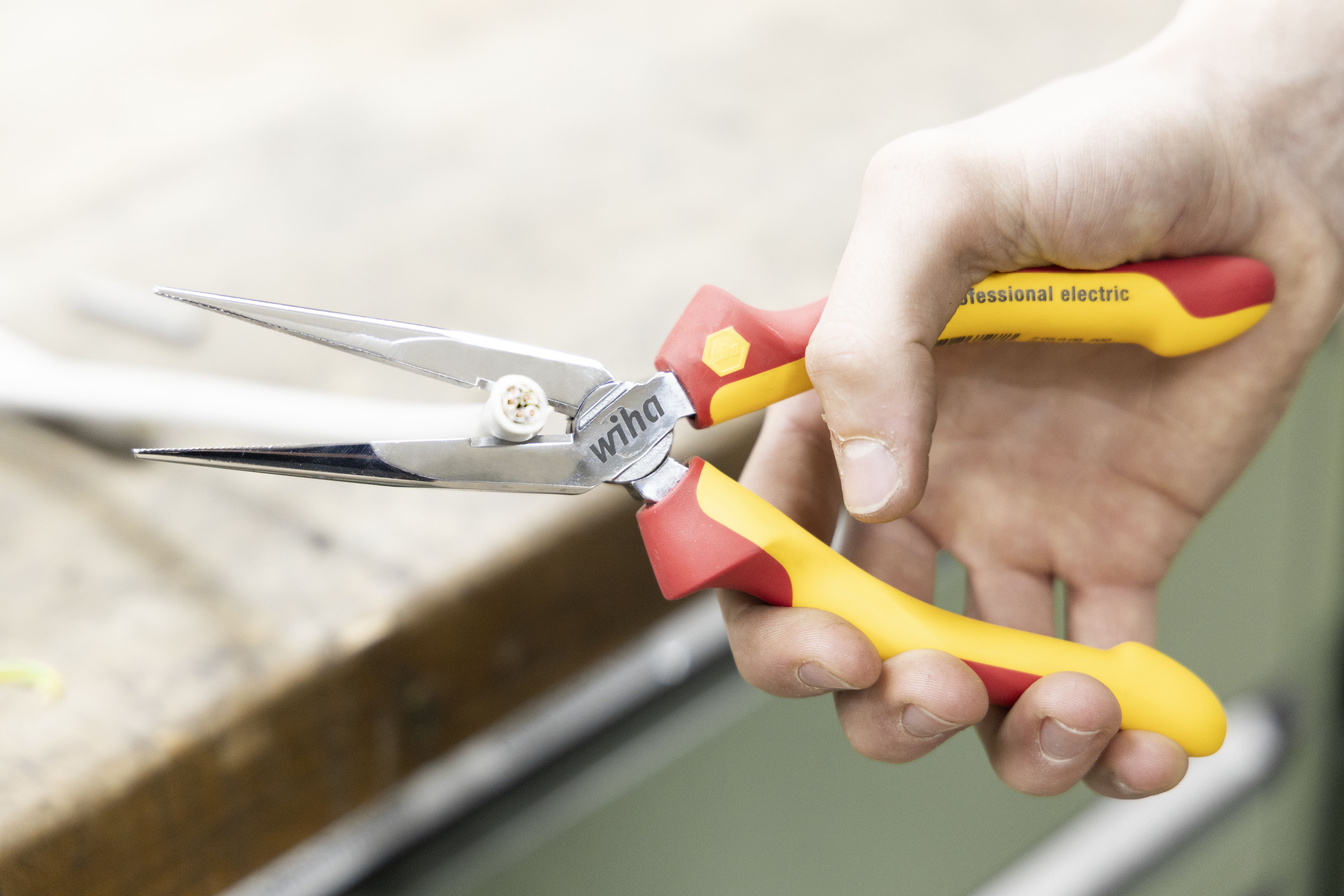 Wiha Flachrundzange Professional electric, in Blister, 200 mm
