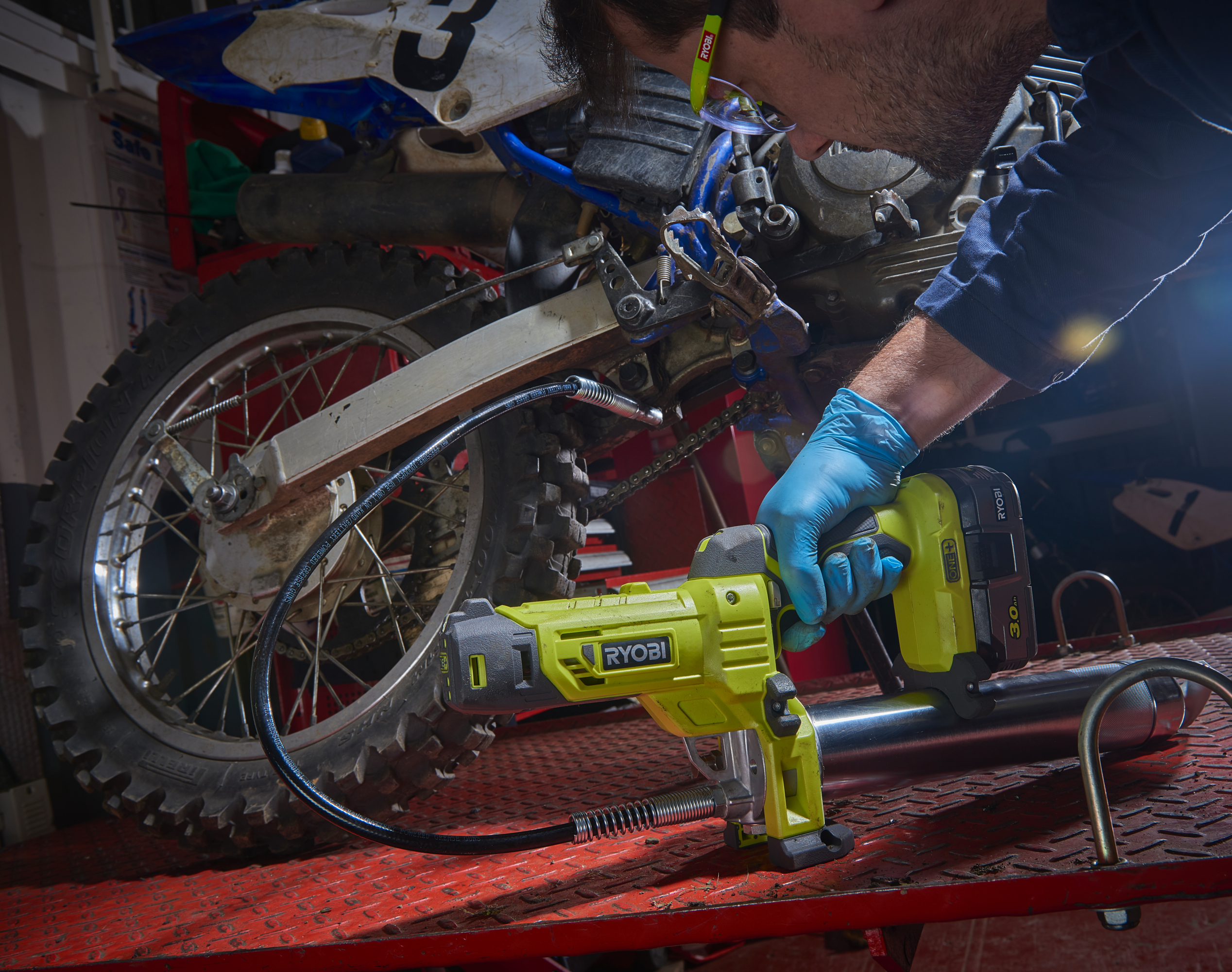 802309_1_5133004643-R18GG-0-App_1 Anwendungsbeispiel der Akku-Fettpresse am Motorrad