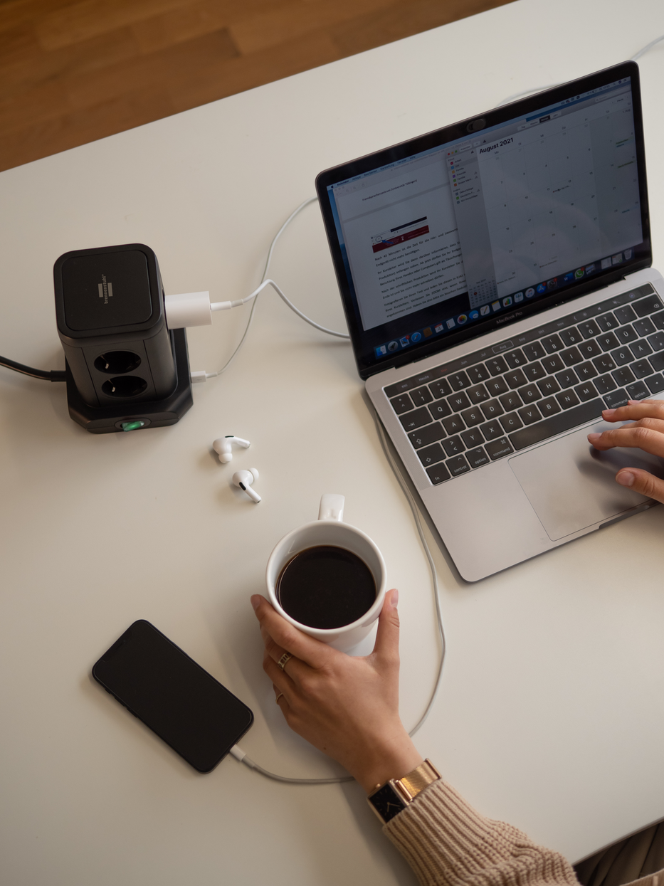 Brennenstuhl Steckdosenturm 8-fach mit USB, schwarz Brennenstuhl Steckdosenturm 8-fach mit USB, schwarz