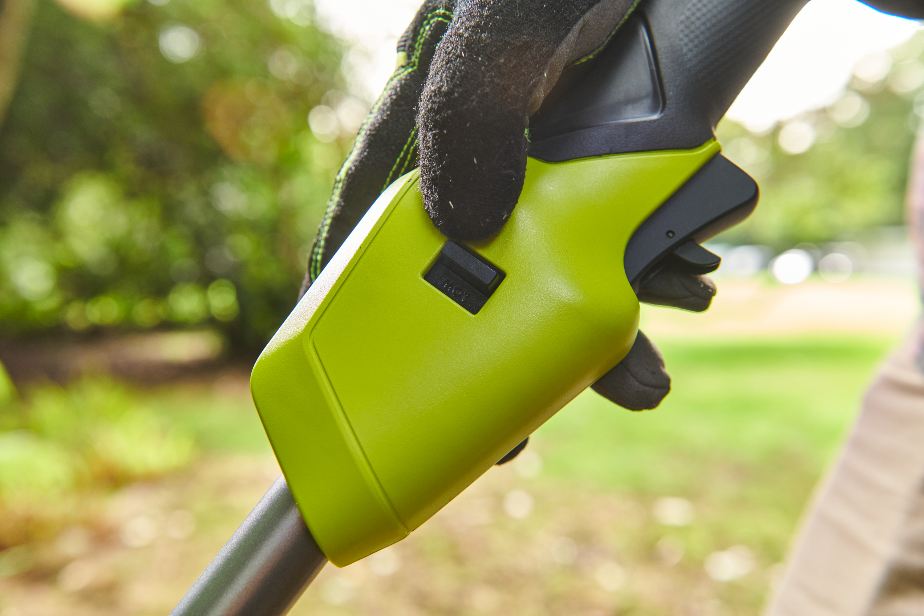 Ryobi 18 V ONE+ HP Whisper™ Brushless Akku-Rasentrimmer RY18LTX38A-0, ohne Akku und Ladegerät