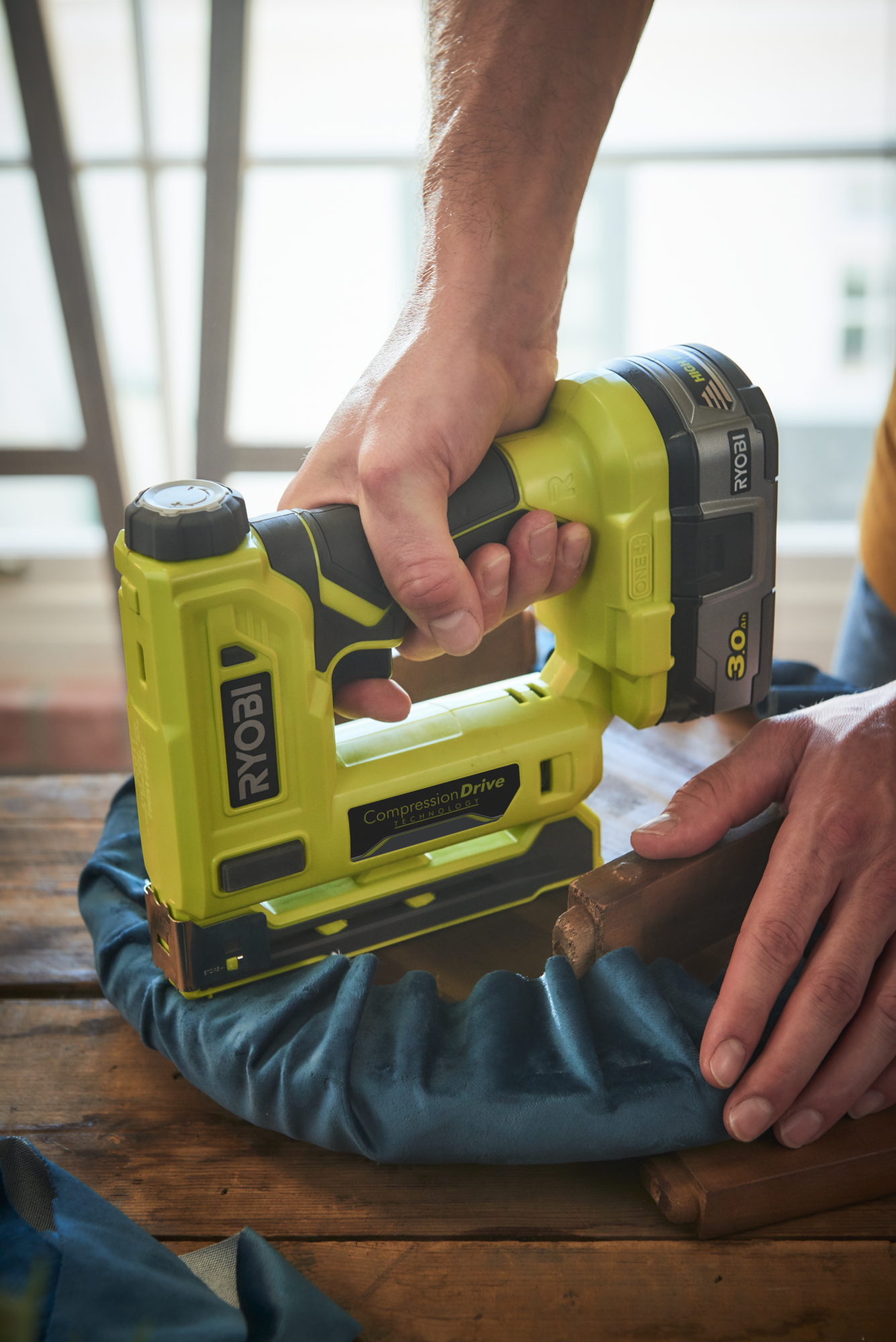 802307_2_5133004496-R18ST50-0-App_2 Anwendungsbeispiel des Ryobi Akku Tacker am Stuhl