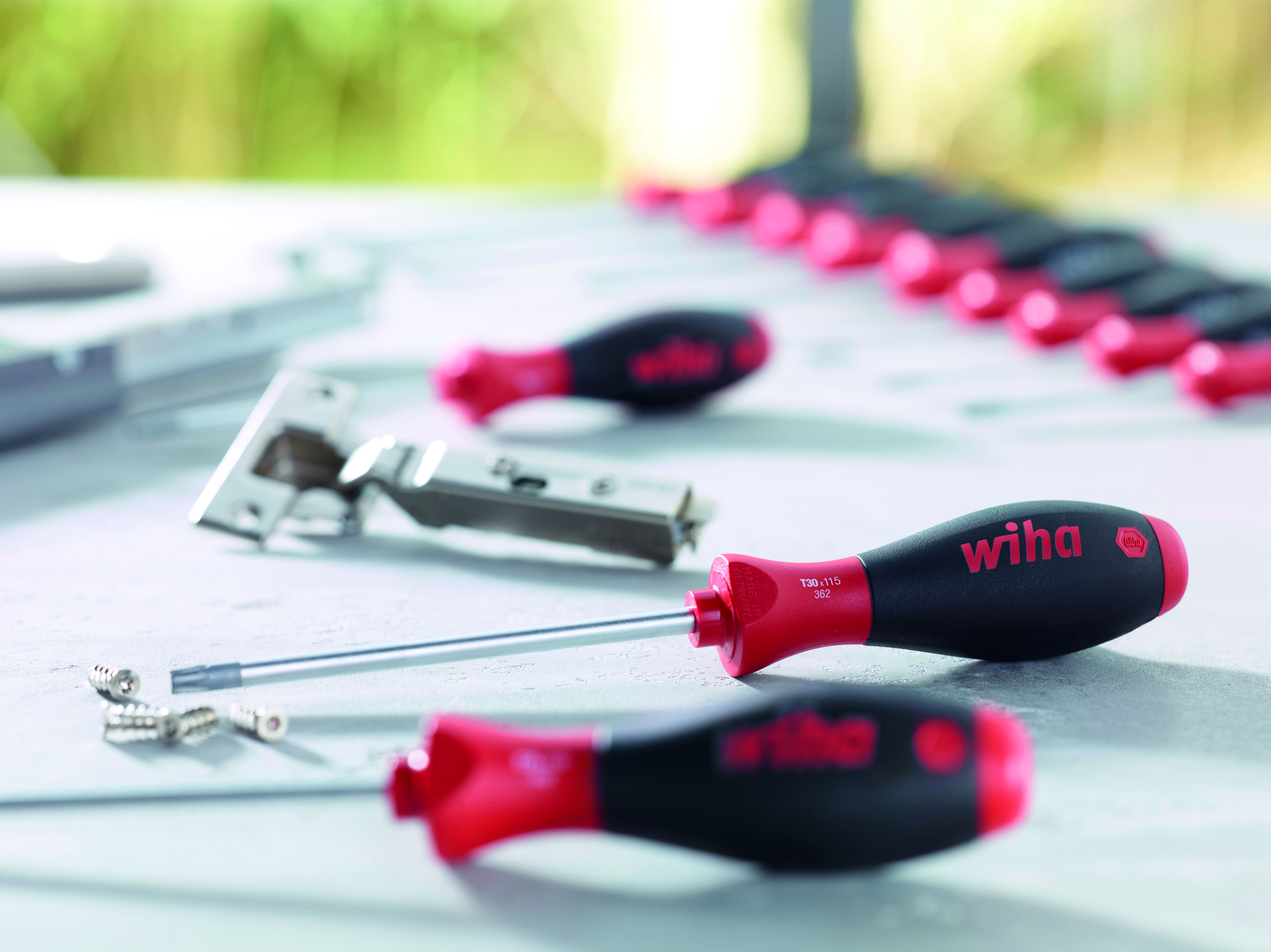 Wiha Schraubendreher SoftFinish® Schlitz mit Rundklinge für tiefliegende Schrauben, 2,5 x 75 mm
