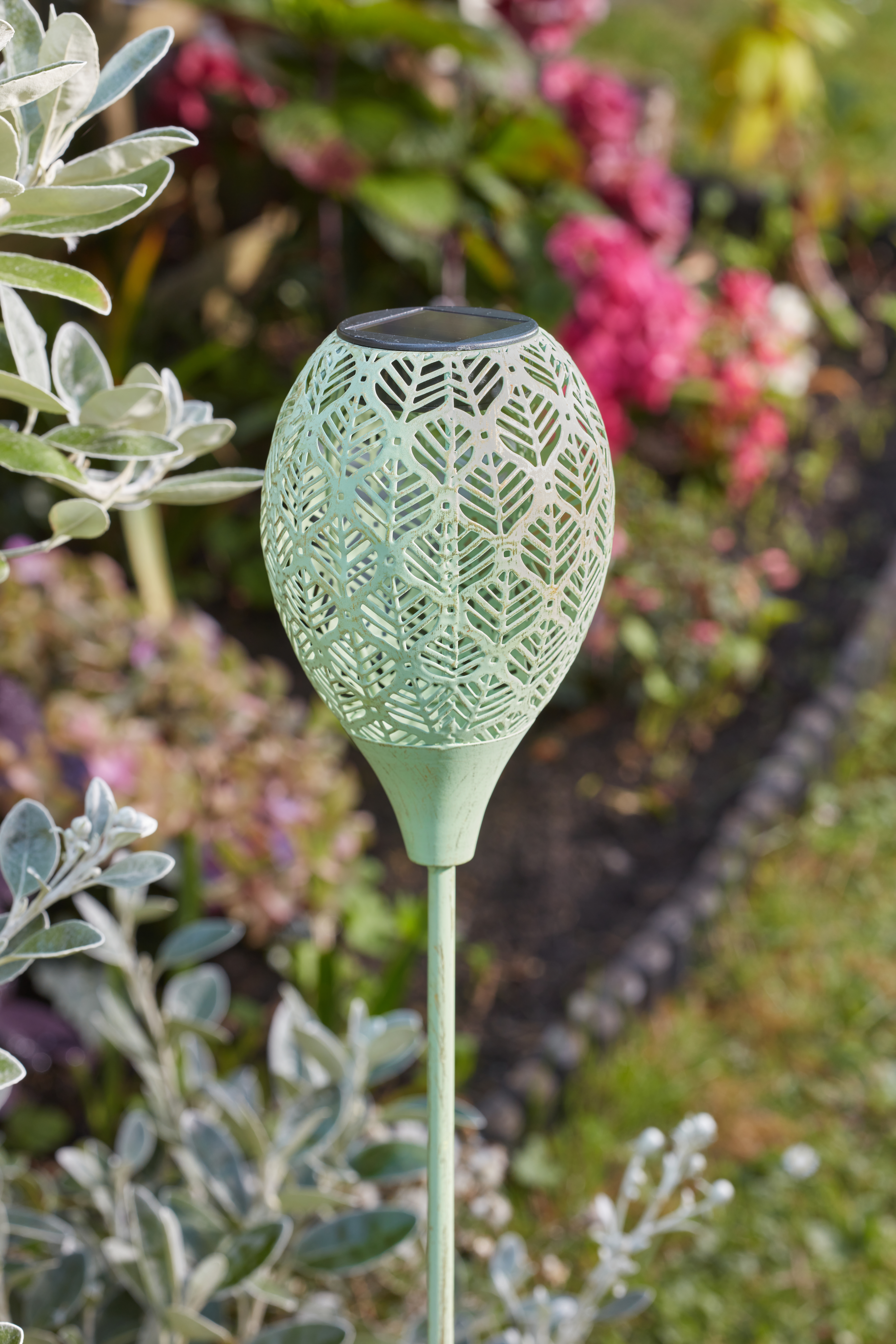 Smart Solar Pfahlleuchte Filigranes Blattdesign Smart Solar Pfahlleuchte Filigranes Blattdesign