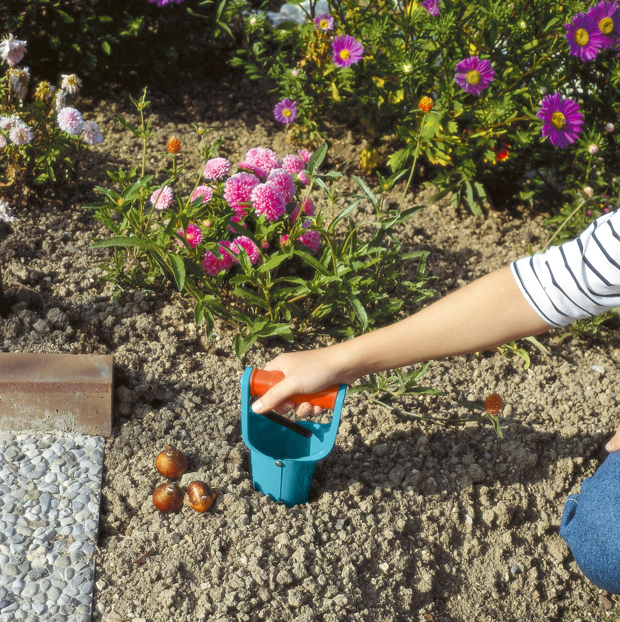 Gardena Blumenzwiebelpflanzer mit Auslöseautomatik