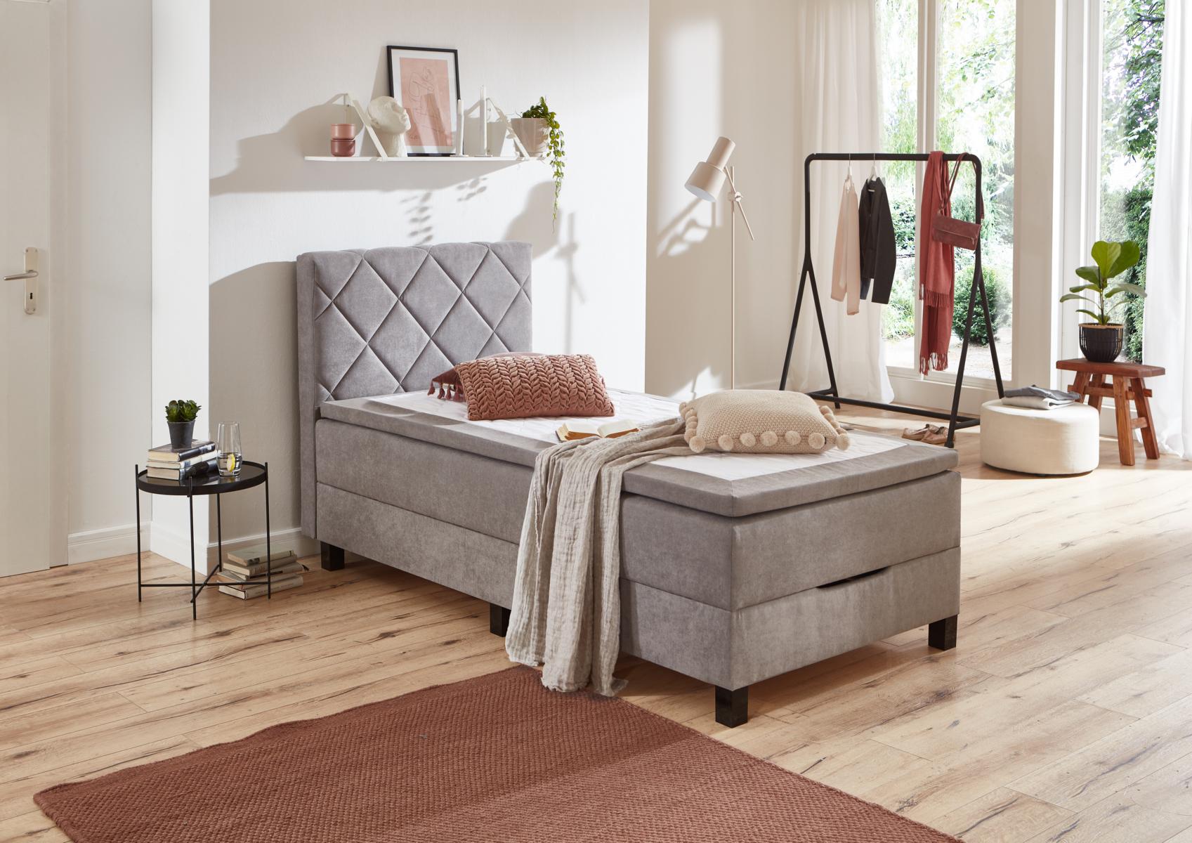 978261-K1600_BX2280-Jeff_90x200_50343-620_Milieu-mit-Deko Sun Garden Boxspringbett "Jeff"