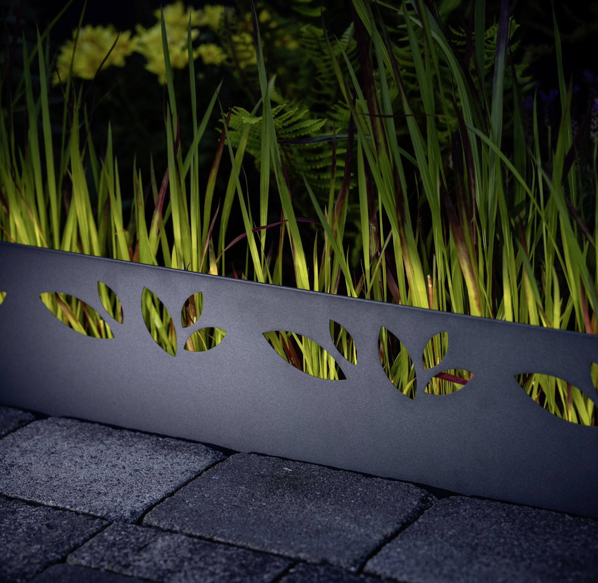 Windhager Rasen - und Gestaltungskante, Blätter anthrazit, 118 x 20 cm