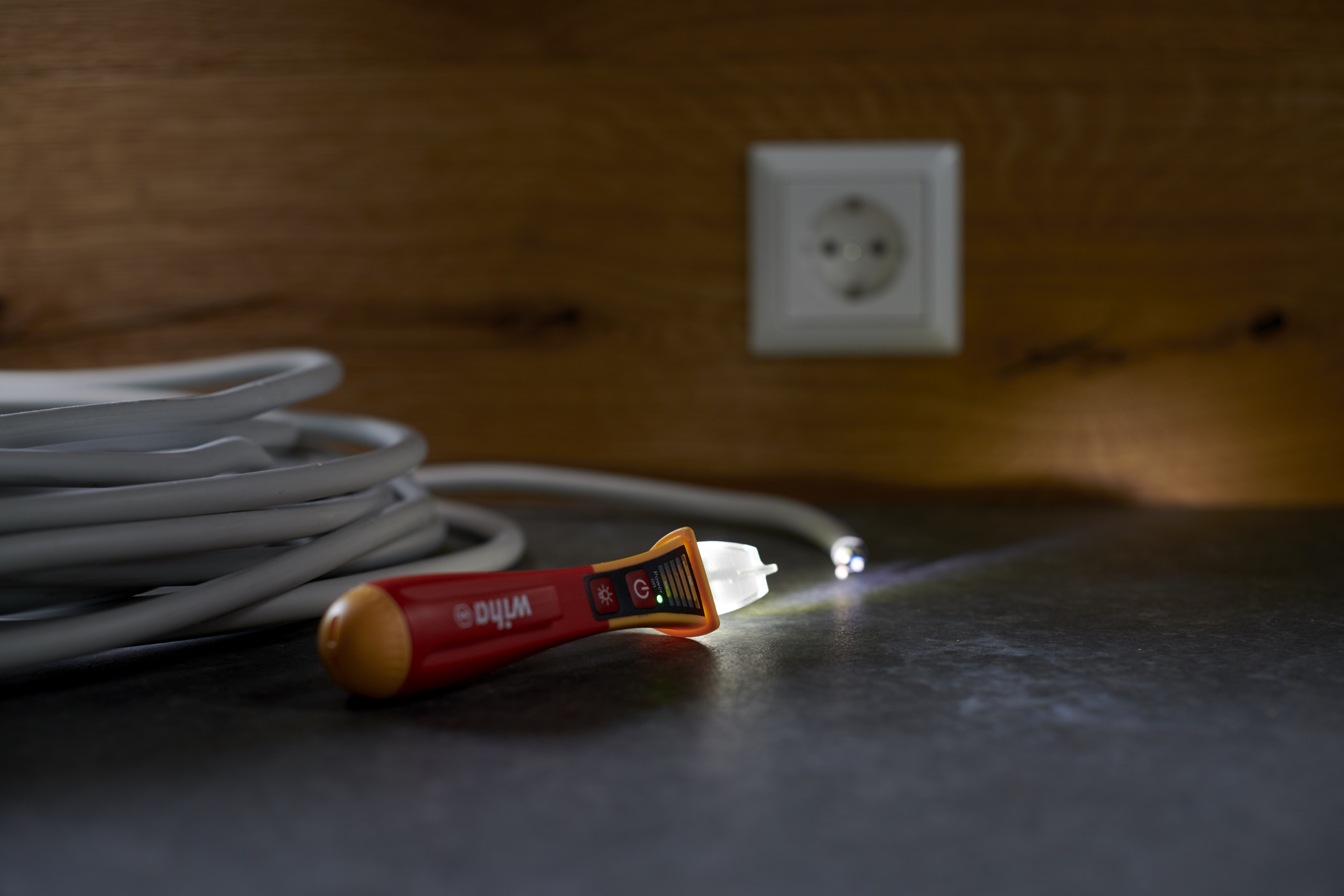 Wiha Spannungsprüfer Volt Detector, berührungslos, einpolig 12 – 1.000 V AC inkl. 2x AAA-Batterien