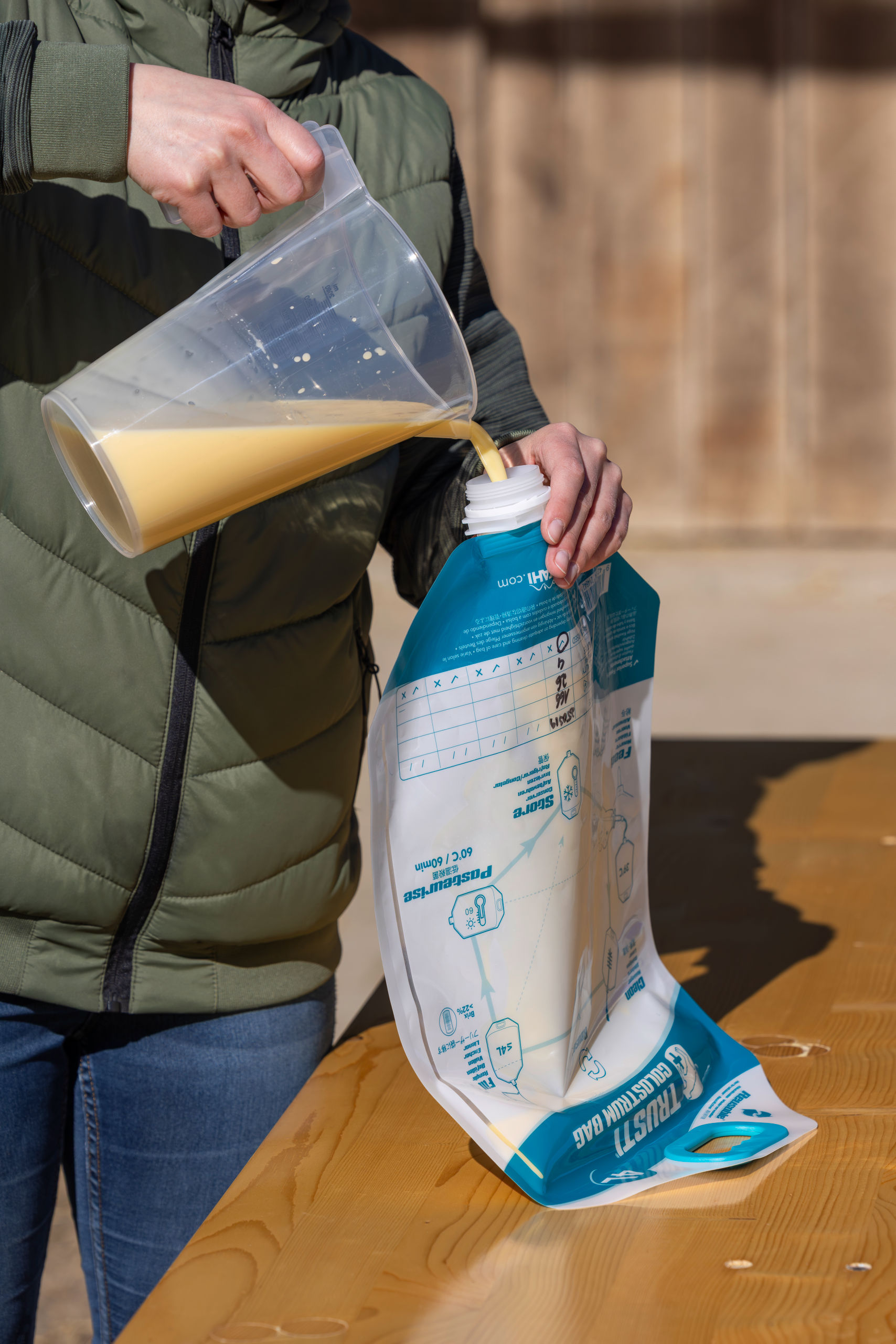 Kerbl Messbecher 2 L, Kunststoff mit Skala, stapelbar