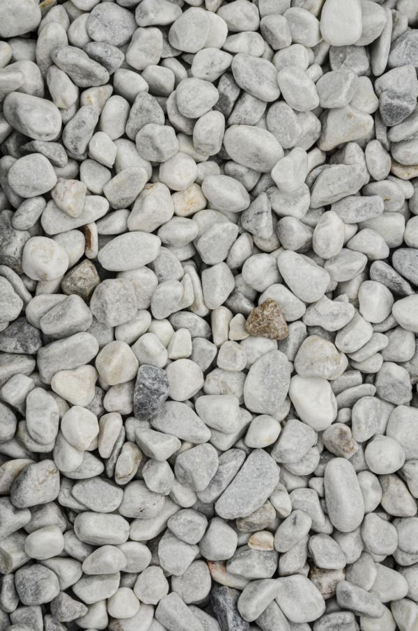 MMK2540FWE_Marmorkiesel-weiss-25-40_feucht Min2C Marmorkiesel, weiß, 25 - 40 mm