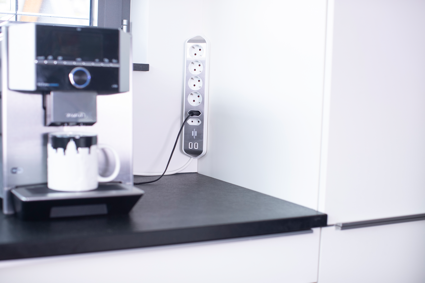 brennenstuhl®estilo Ecksteckdosenleiste 6-fach, silber/weiß brennenstuhl®estilo Ecksteckdosenleiste 6-fach, silber/weiß