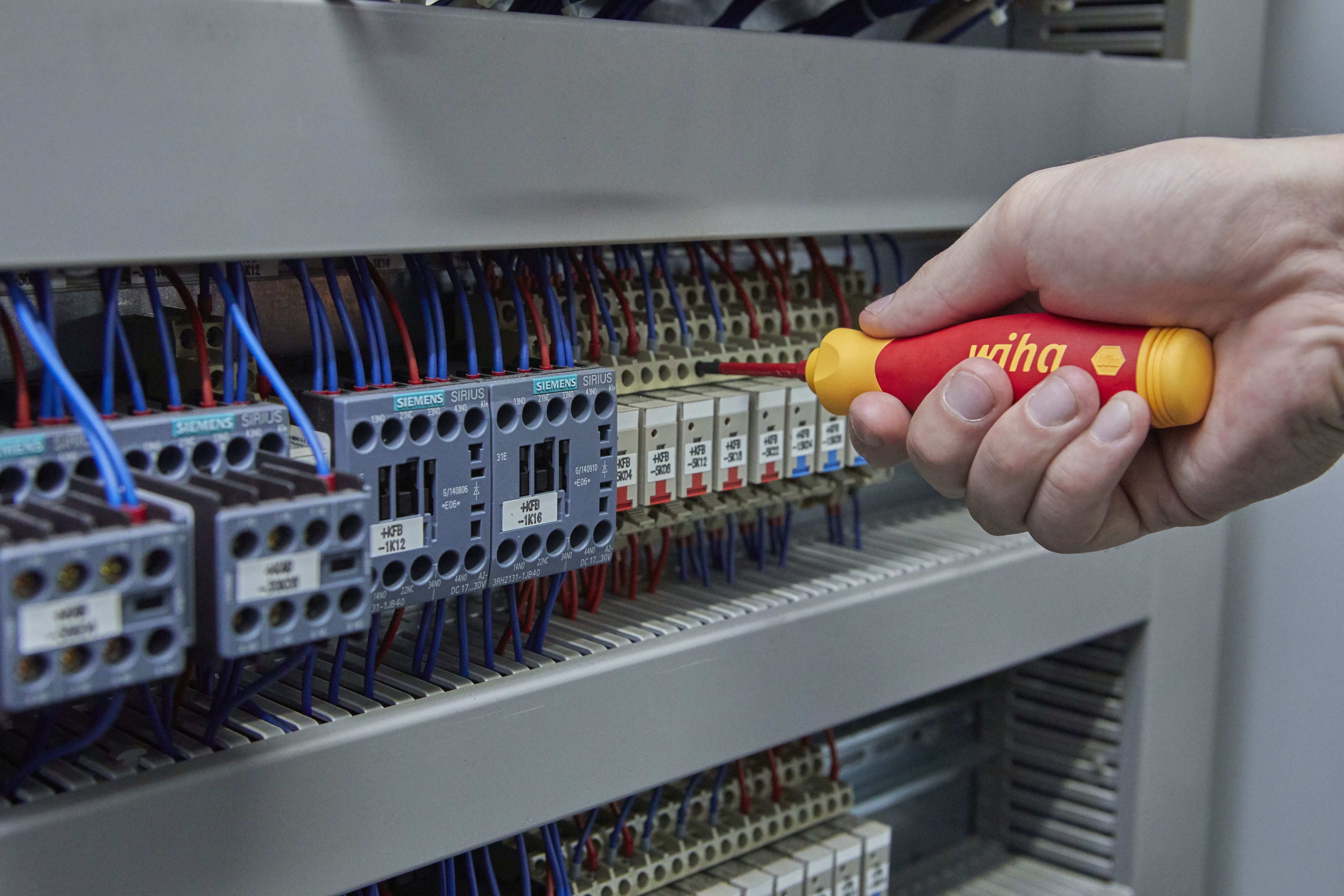 Wiha Schraubendreher mit Bitmagazin PocketMax® electric gemischt mit 4 slimBits