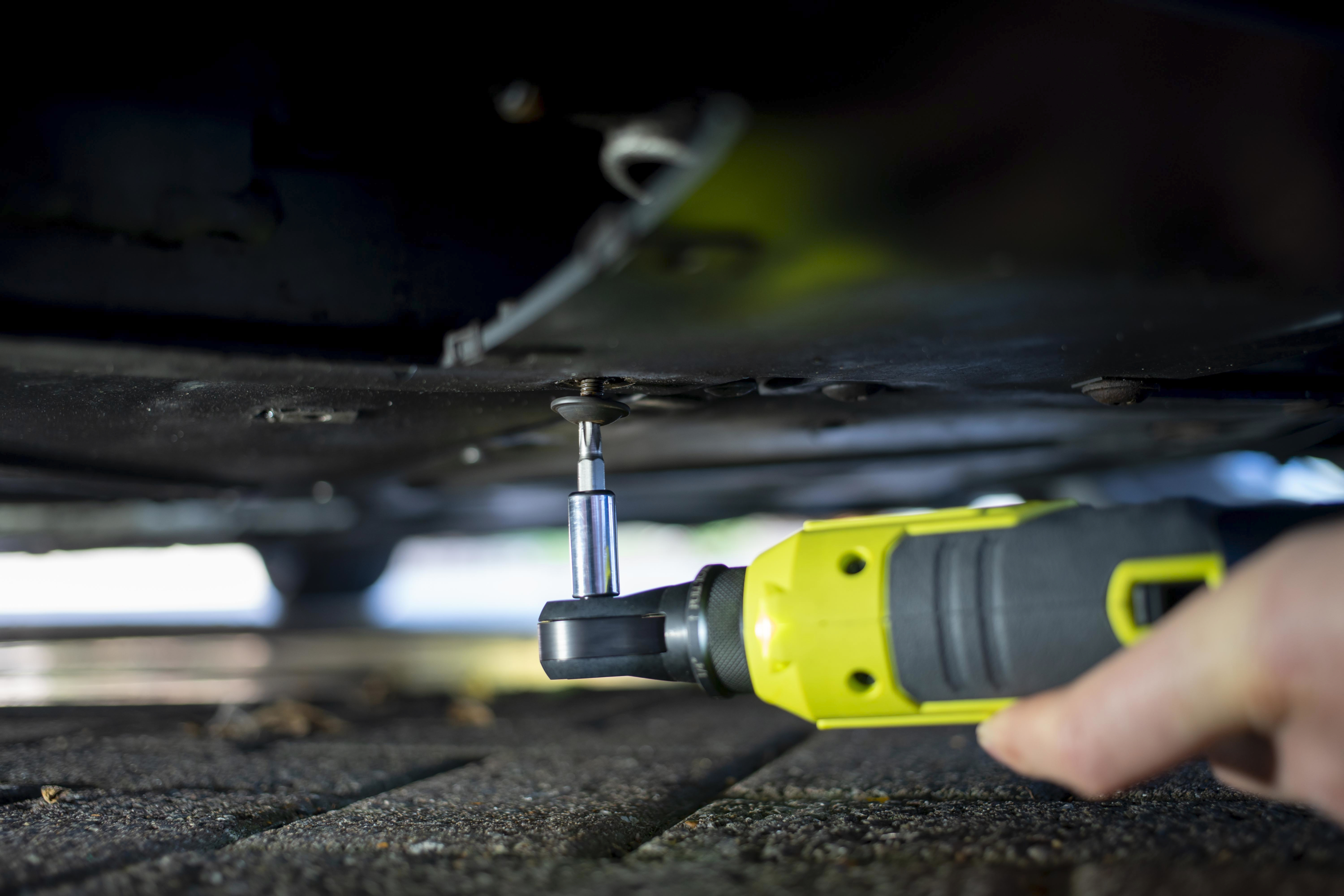 802311_2_5133004833-R18RW2-0-App_4 Anwendung unter dem Auto