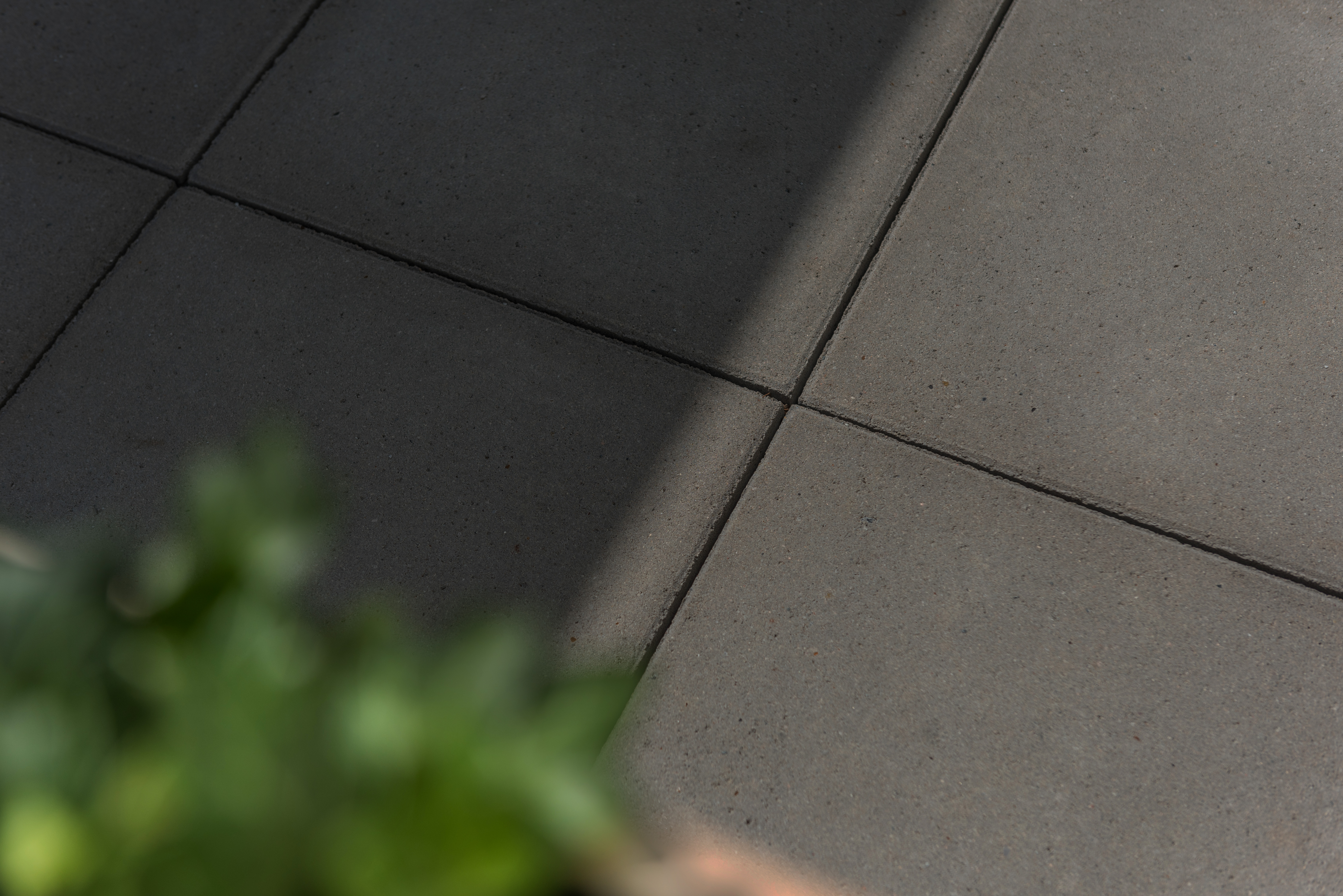 Diephaus Betonplatte anthrazit, 30 x 30 x 4 cm, mit Fase Diephaus Betonplatte anthrazit, 30 x 30 x 4 cm, mit Fase