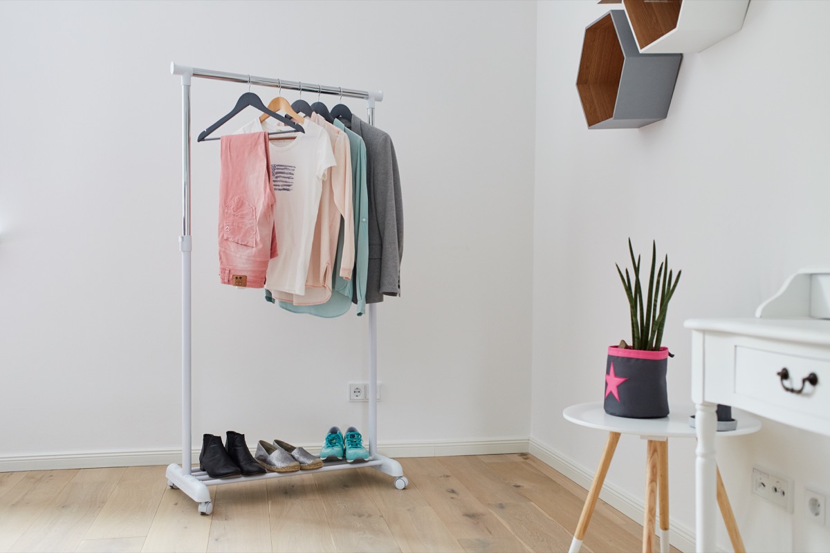 4260428670148-PT03 ROLL-KLEIDERSTÄNDER WEISS-CHROM