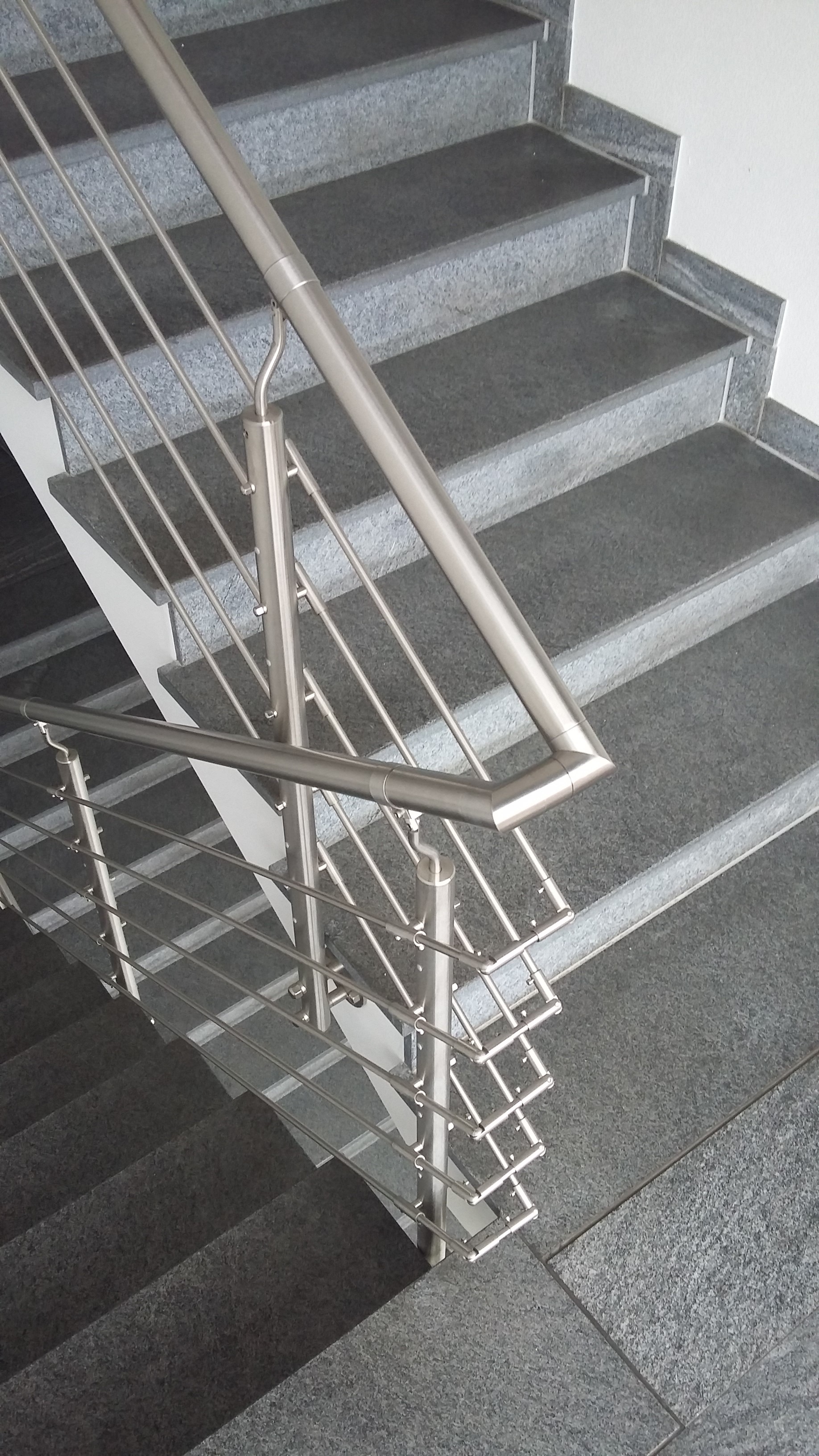 Bilddaten-251033-waagr-St-be-an-Treppenaufgang-mit-Gelenken-253313 Dieda Geländerstütze