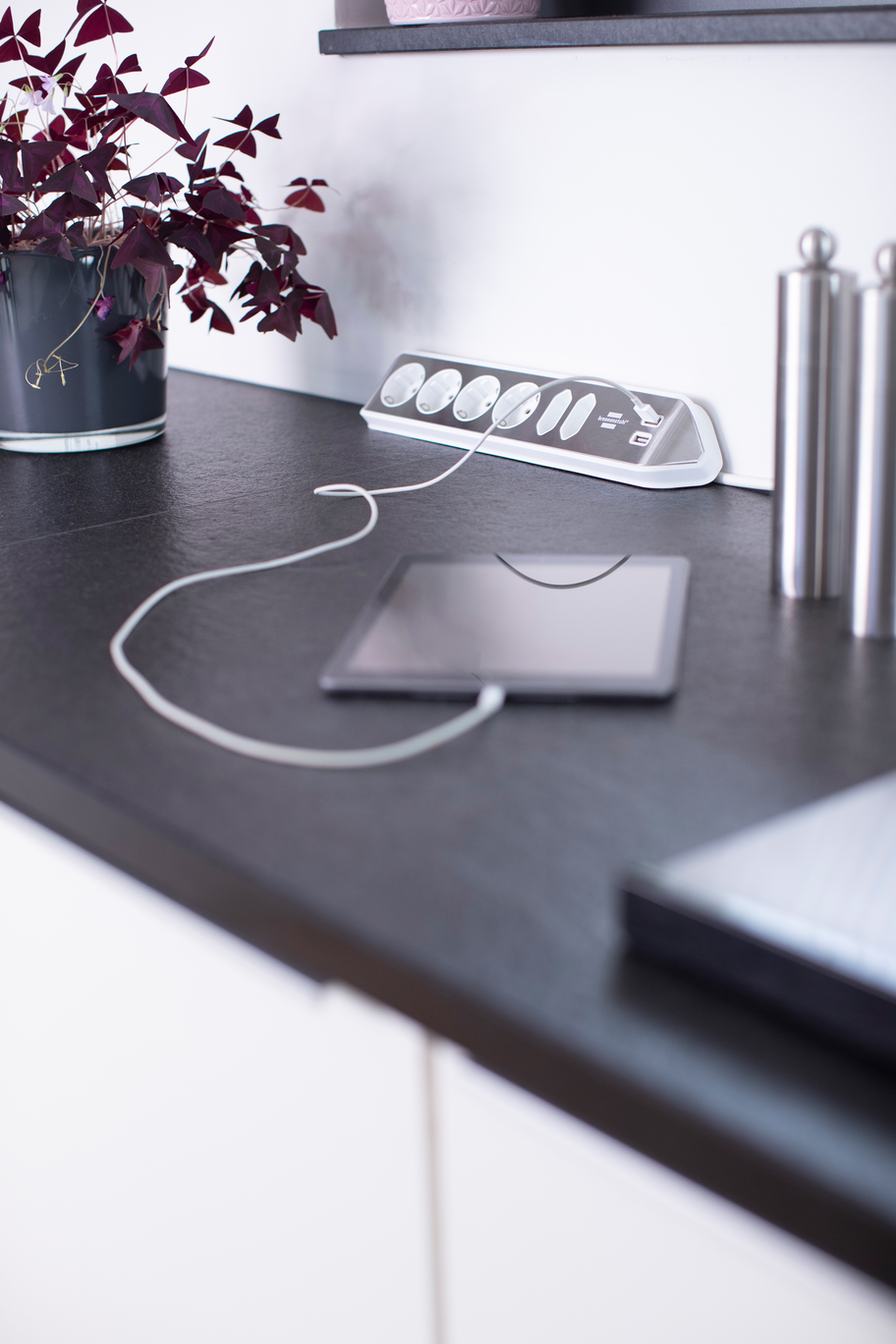 brennenstuhl®estilo Ecksteckdosenleiste 6-fach, silber/weiß brennenstuhl®estilo Ecksteckdosenleiste 6-fach, silber/weiß