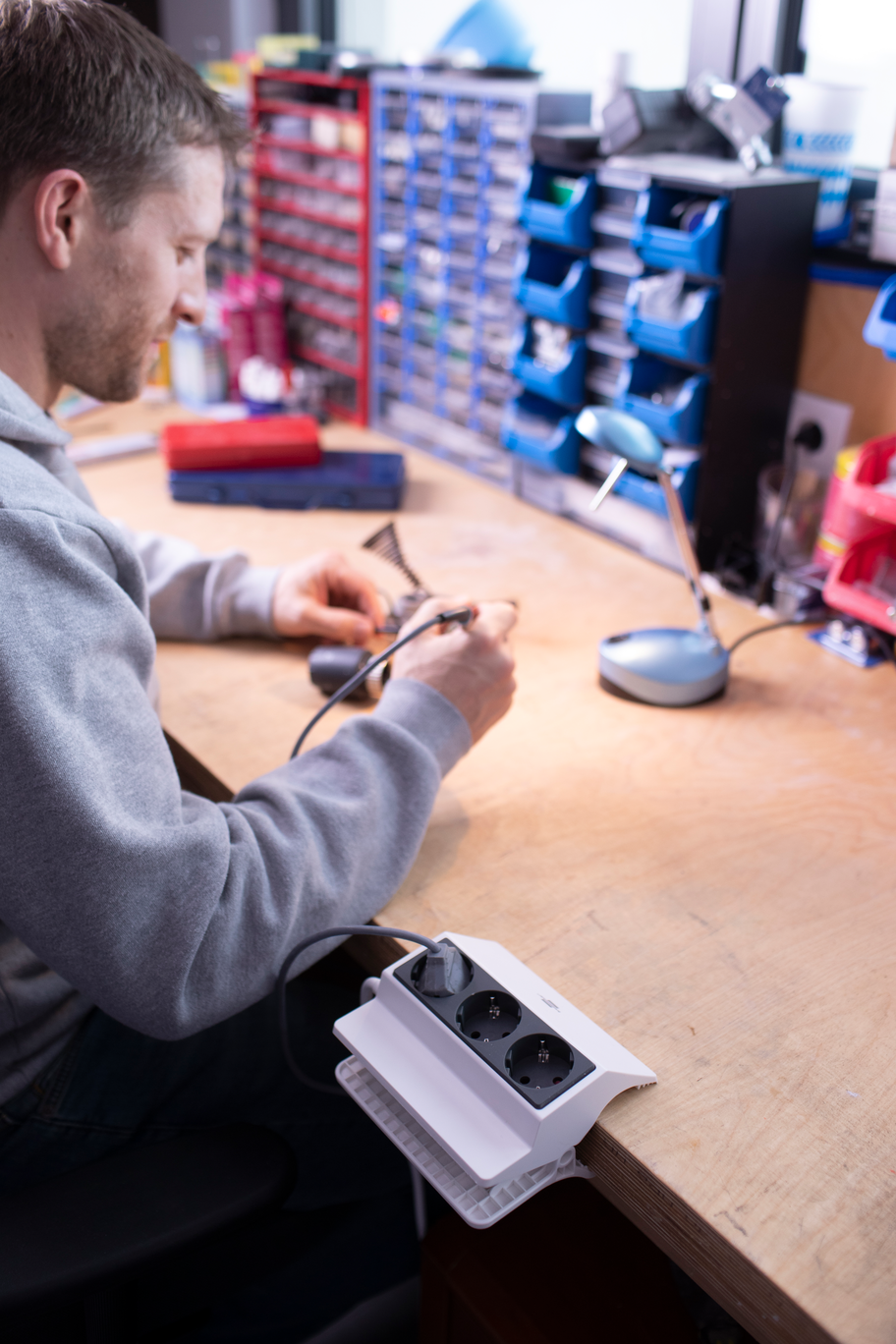 Brennenstuhl Klemmbare Steckdosenleiste 3-fach, weiß/anthrazit Brennenstuhl Klemmbare Steckdosenleiste 3-fach, weiß/anthrazit