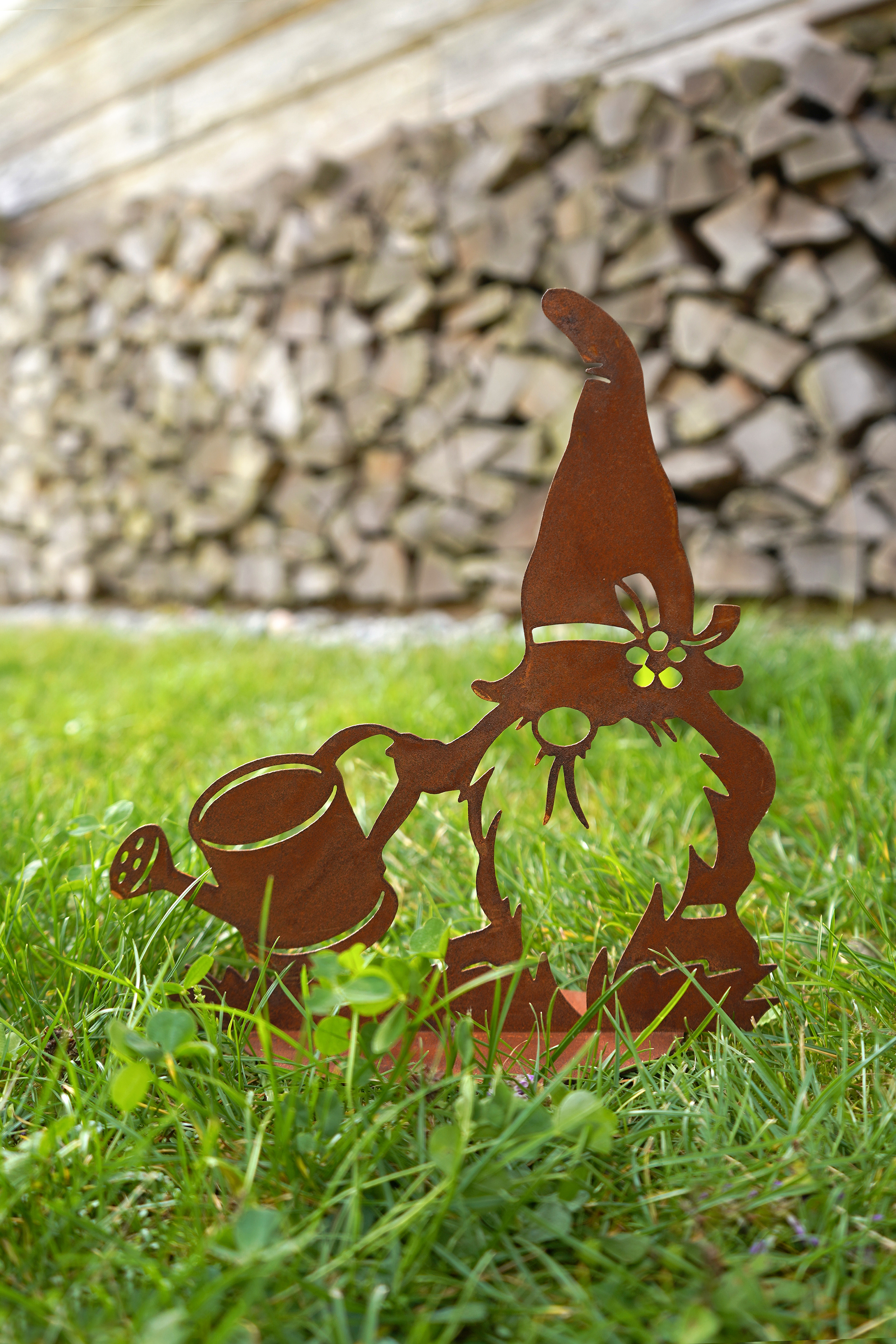 Badeko Gartenzwerg -Toni- auf Bodenplatte -mit Gießkanne- Badeko Gartenzwerg -Toni- auf Bodenplatte -mit Gießkanne-