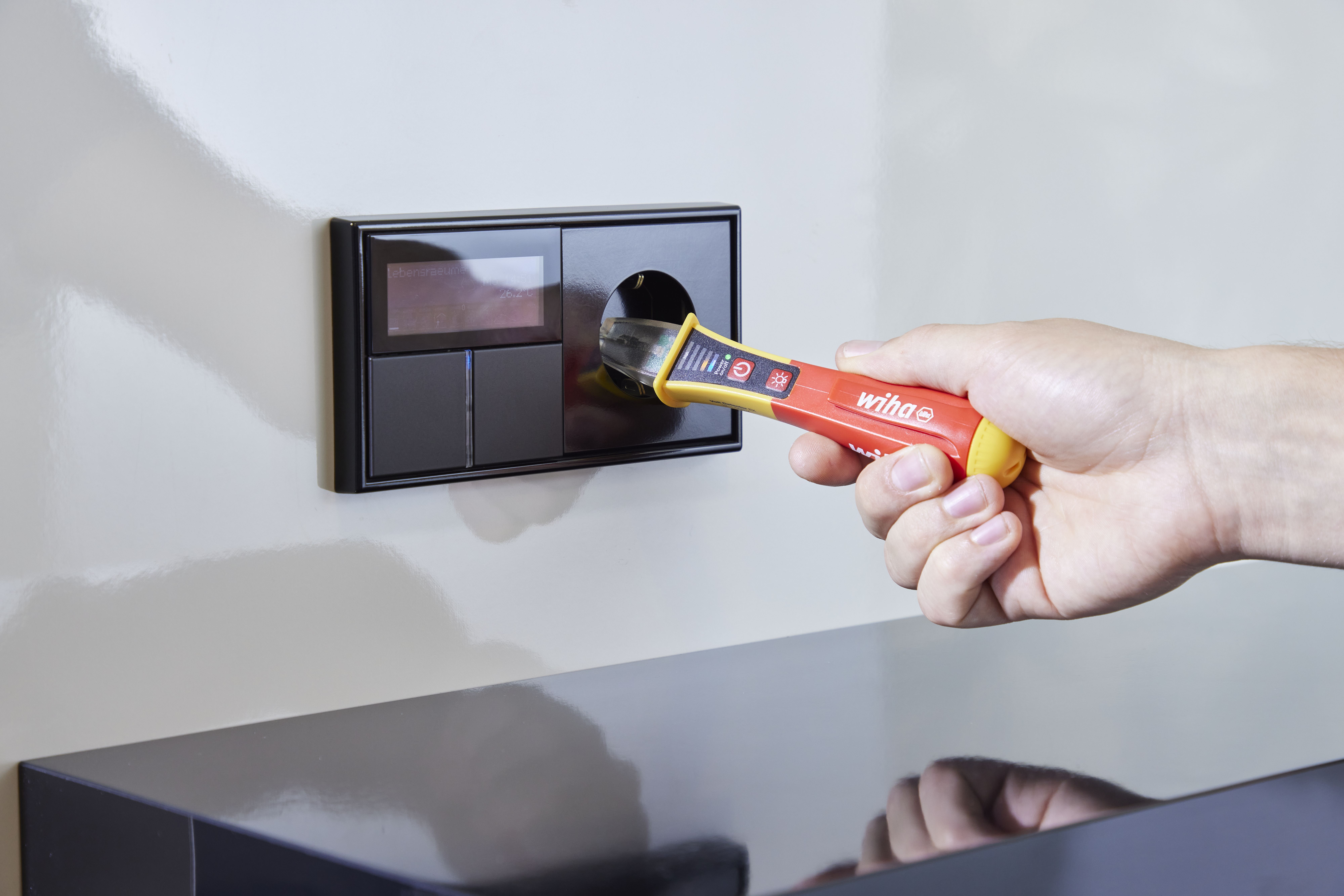 Wiha Spannungsprüfer Volt Detector, berührungslos, einpolig 12 – 1.000 V AC inkl. 2x AAA-Batterien