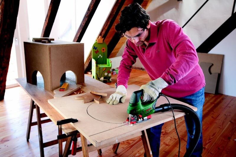 PST-900-5 Anwendung der Bosch Stichsäge am Tisch